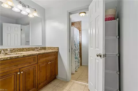 Bath - 12 Markham Dr, Hampton, VA 23669 photo 2 of 5