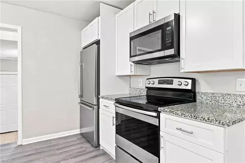 Kitchen - 2615 Cedar Rd, Chesapeake, VA 23323 photo 3 of 4