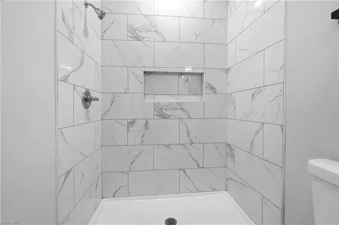 Bath - 2511 Middle Ave, Norfolk, VA 23504 photo 4 of 5