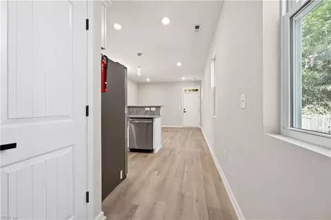 Entry Way - 2511 Middle Ave, Norfolk, VA 23504 photo 5 of 7