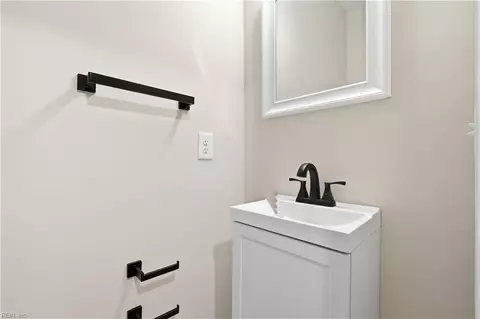 Bath - 2511 Middle Ave, Norfolk, VA 23504 photo 1 of 5