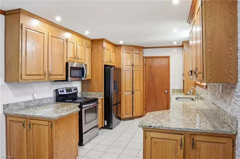 Kitchen - 3 Battle Rd, Hampton, VA 23666 photo 2 of 3