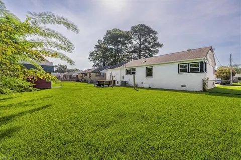 Exterior - 13 Catalina Dr, Hampton, VA 23664 photo 6 of 7