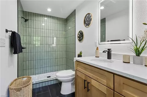 Bath - 1216 West Ave, Hampton, VA 23669 photo 2 of 5