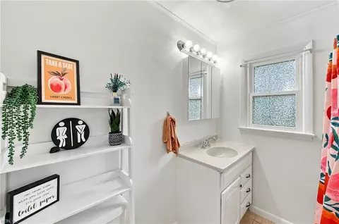 Bath - 110 Southerland Dr, Hampton, VA 23669 photo 2 of 3