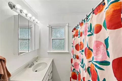 Bath - 110 Southerland Dr, Hampton, VA 23669 photo 1 of 3
