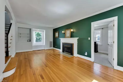 Living - 114 Braddock Rd, Hampton, VA 23661 photo 2 of 4