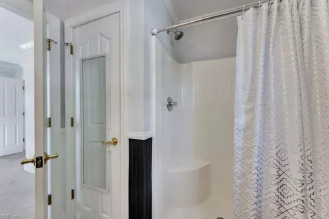 Bath - 114 Braddock Rd, Hampton, VA 23661 photo 2 of 3