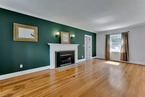 Living - 114 Braddock Rd, Hampton, VA 23661 photo 3 of 4