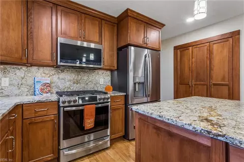 Kitchen - 15 Ruth Cir, Hampton, VA 23666 photo 4 of 6