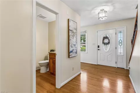 Entry Way - 15 Ruth Cir, Hampton, VA 23666 photo 2 of 4