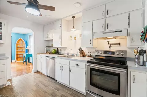 Kitchen - 318 E Gilpin Ave, Norfolk, VA 23503 photo 4 of 5