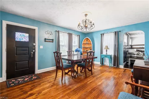 Entry Way - 318 E Gilpin Ave, Norfolk, VA 23503 photo 1 of 2