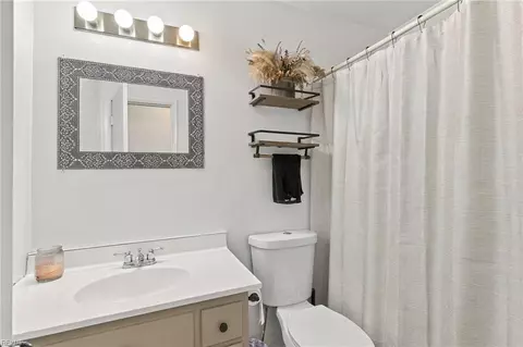 Bath - 527 Stockton St, Hampton, VA 23669 photo 1 of 2
