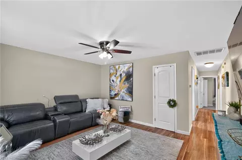 Entry Way - 10 Rendon Dr, Hampton, VA 23666 photo 2 of 3
