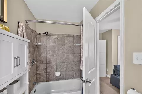 Bath - 10 Rendon Dr, Hampton, VA 23666 photo 3 of 3