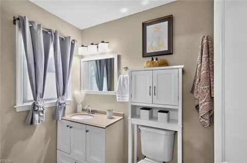 Bath - 10 Rendon Dr, Hampton, VA 23666 photo 2 of 3