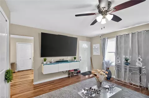 Entry Way - 10 Rendon Dr, Hampton, VA 23666 photo 1 of 3
