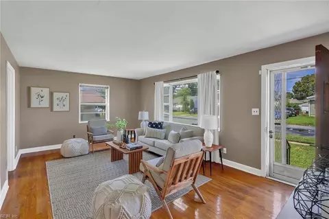 Living - 916 Redstart Ave, Chesapeake, VA 23324 photo 2 of 3