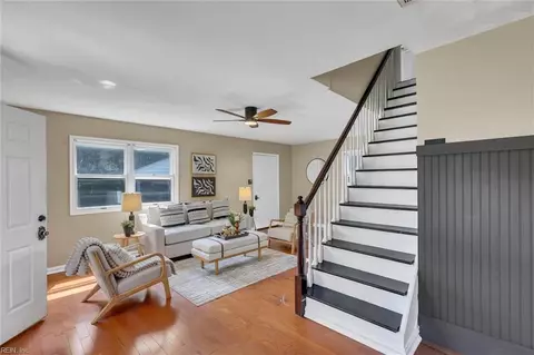 Entry Way - 916 Redstart Ave, Chesapeake, VA 23324 photo 4 of 4