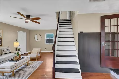 Entry Way - 916 Redstart Ave, Chesapeake, VA 23324 photo 3 of 4