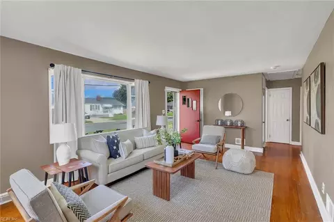 Living - 916 Redstart Ave, Chesapeake, VA 23324 photo 1 of 3