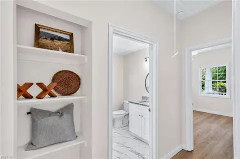 Entry Way - 515 Darnaby Ave, Hampton, VA 23661 photo 2 of 8