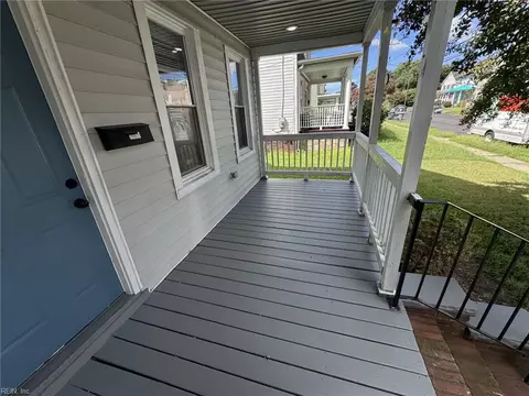 Exterior - 411 Lee St, Hampton, VA 23669 photo 4 of 9