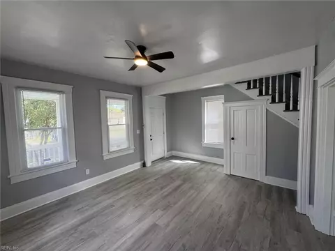 Living - 411 Lee St, Hampton, VA 23669 photo 2 of 5