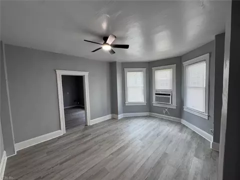 Living - 411 Lee St, Hampton, VA 23669 photo 3 of 5