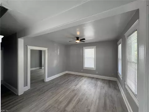 Living - 411 Lee St, Hampton, VA 23669 photo 1 of 5