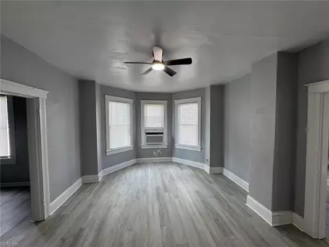 Living - 411 Lee St, Hampton, VA 23669 photo 4 of 5
