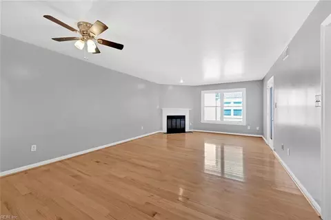 Living - 102 Lantana Ln #8, Hampton, VA 23669 photo 2 of 4