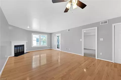 Living - 102 Lantana Ln #8, Hampton, VA 23669 photo 3 of 4