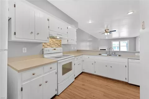 Kitchen - 102 Lantana Ln #8, Hampton, VA 23669 photo 2 of 2