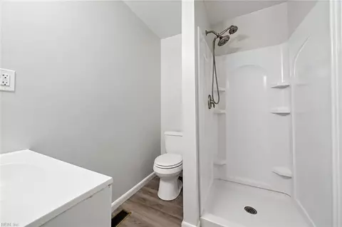 Bath - 110 Bayhaven Dr, Hampton, VA 23666 photo 2 of 3