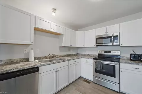 Kitchen - 110 Bayhaven Dr, Hampton, VA 23666 photo 3 of 3