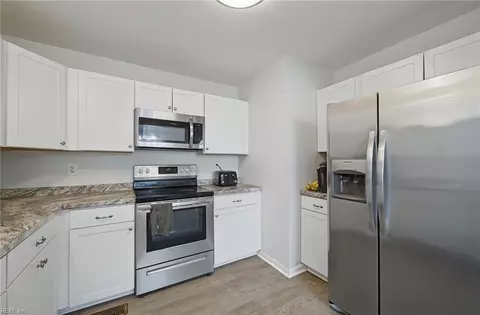 Kitchen - 110 Bayhaven Dr, Hampton, VA 23666 photo 2 of 3