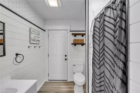 Bath - 1700 Dandy Loop Rd, Yorktown, VA 23692 photo 2 of 4