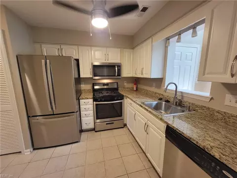 Kitchen - 14 Treebark Pl, Hampton, VA 23666 photo 2 of 3