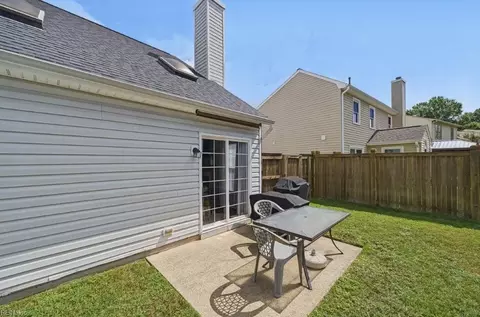 Exterior - 220 Dunn Cir, Hampton, VA 23666 photo 7 of 8