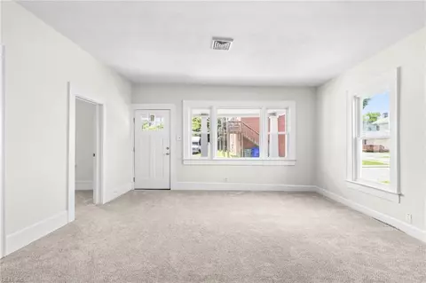 Living - 146 Pine St, Suffolk, VA 23434 photo 4 of 8