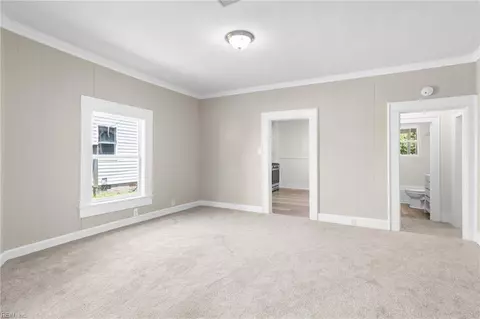 Living - 146 Pine St, Suffolk, VA 23434 photo 5 of 8