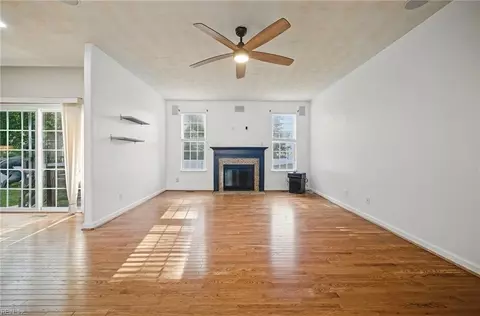 Living - 237 Castleberry Dr, Chesapeake, VA 23322 photo 2 of 3