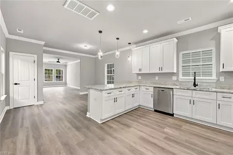 Entry Way - 213 Claremont Ave, Hampton, VA 23661 photo 2 of 7
