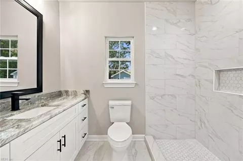Bath - 211 Claremont Ave, Hampton, VA 23661 photo 3 of 7