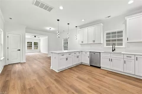 Entry Way - 213 Claremont Ave #A, Hampton, VA 23661 photo 4 of 7