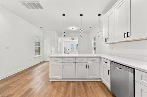 Entry Way - 213 Claremont Ave #A, Hampton, VA 23661 photo 2 of 7