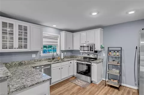 Kitchen - 8922 E Colonial Trl, Smithfield, VA 23430 photo 2 of 2