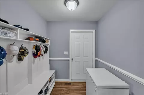 Entry Way - 8922 E Colonial Trl, Smithfield, VA 23430 photo 1 of 2